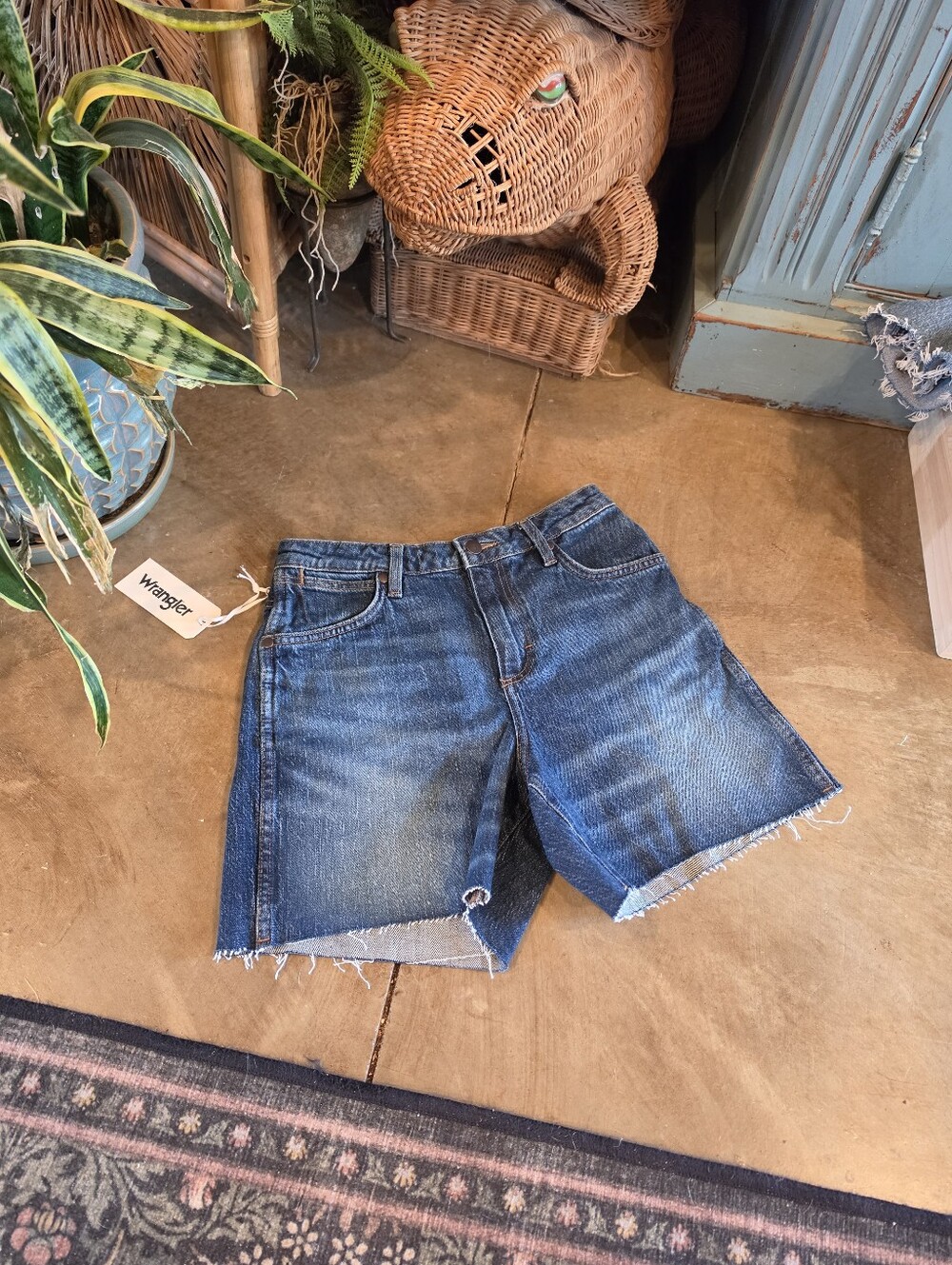 NWT Wrangler The Cowboy Highrise Denim Shorts Size 3/27in Waist